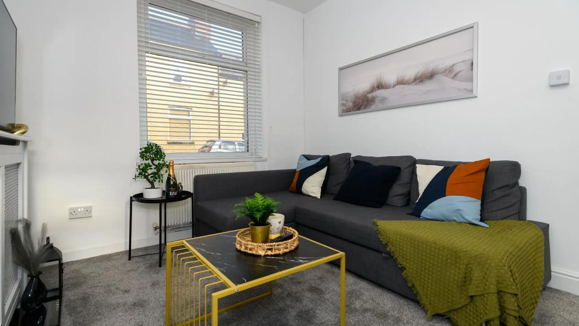 Holiday home Asher Suite By Koya Homes - 2-Bedroom Home, Downtown Barry, Free Parking