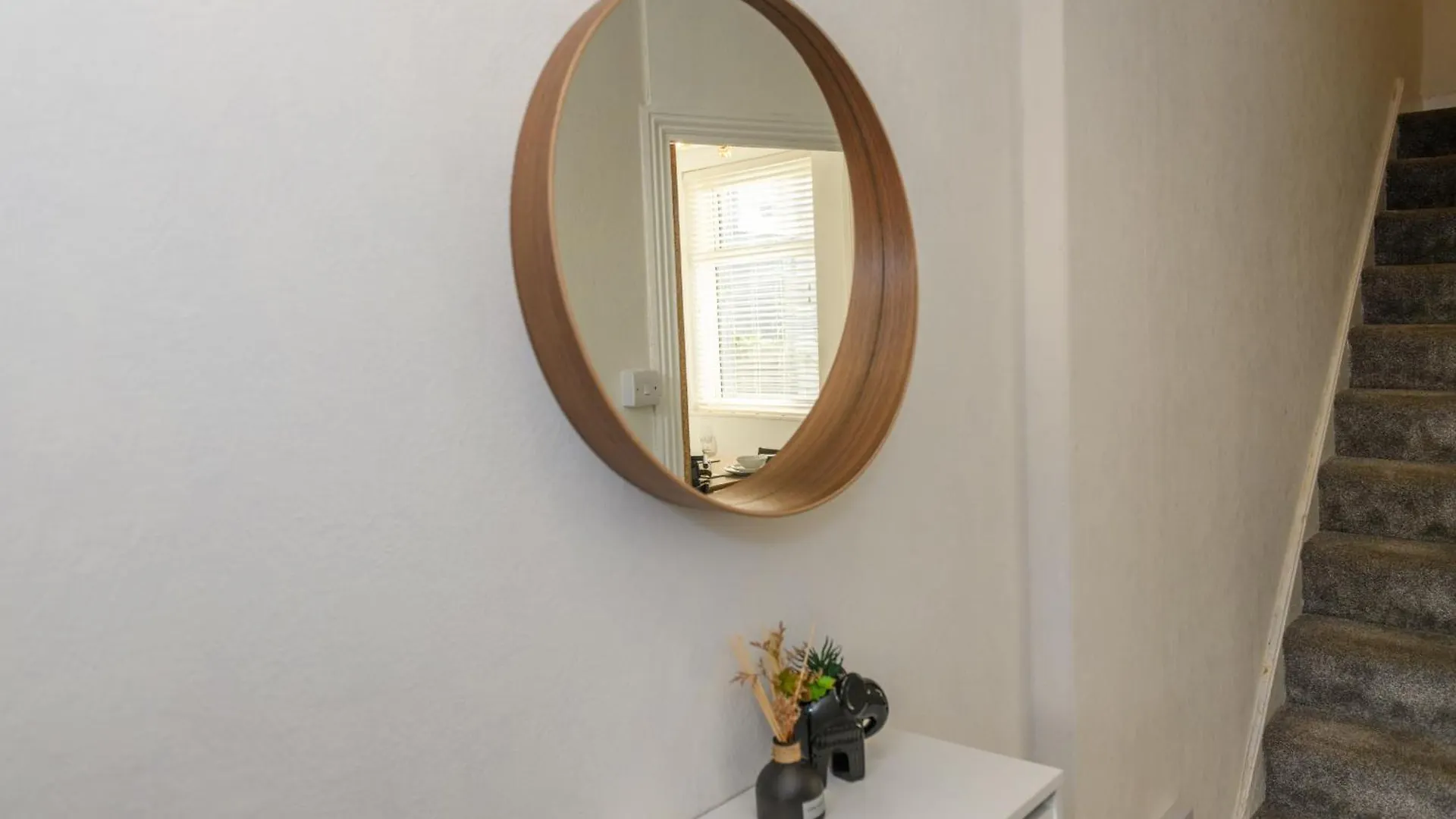 Holiday home Asher Suite By Koya Homes - 2-Bedroom Home, Downtown Barry, Free Parking