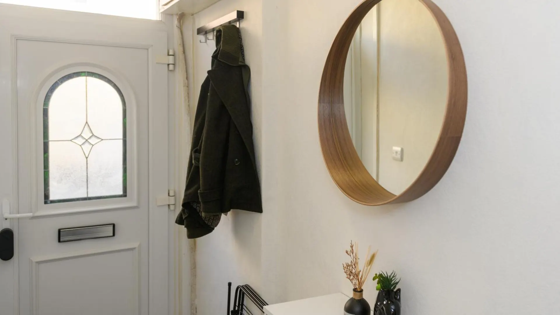 Ferienhaus Asher Suite By Koya Homes - 2-Bedroom Home, Downtown Barry, Free Parking