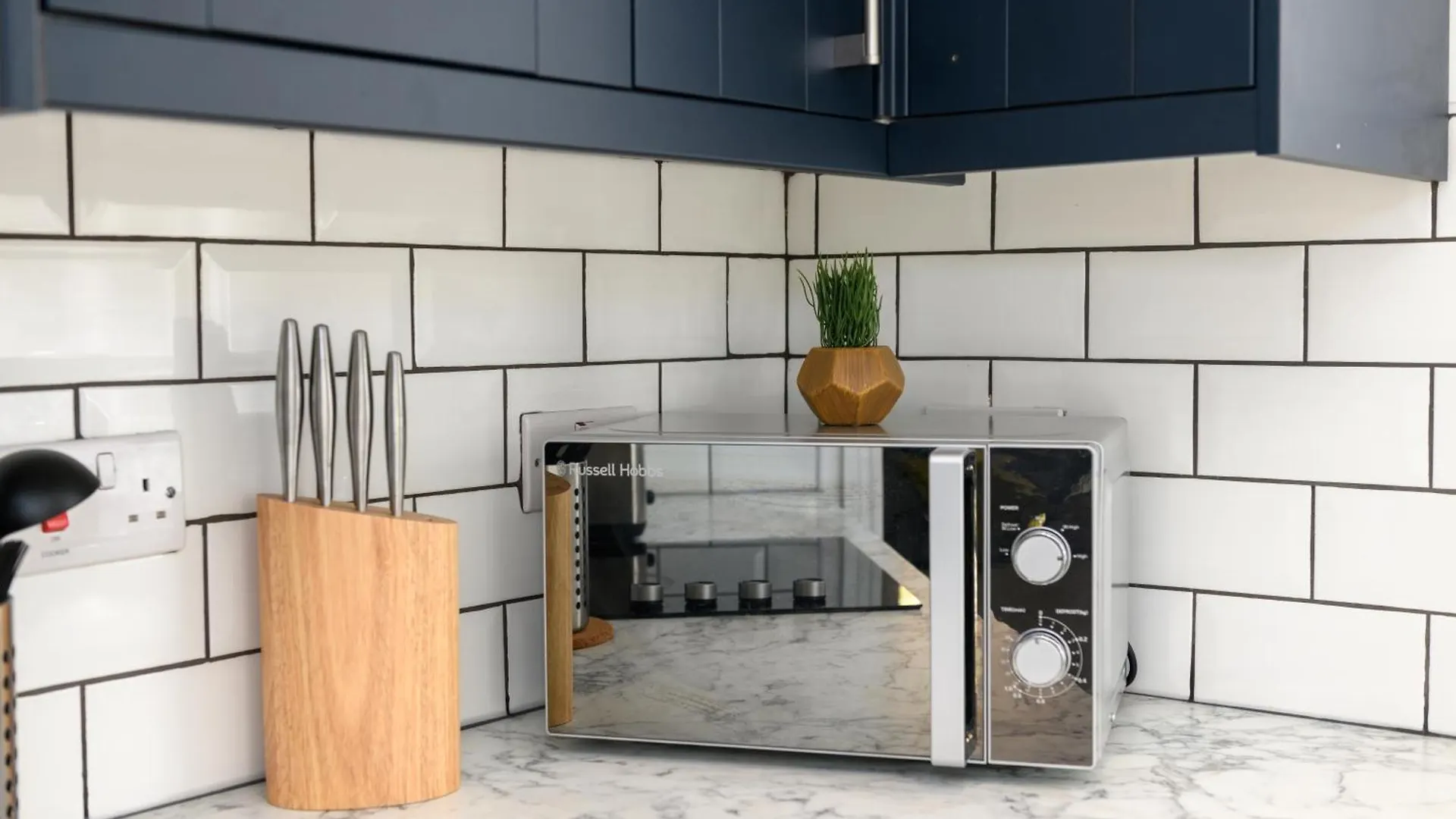 Asher Suite By Koya Homes - 2-Bedroom Home, Downtown Barry, Free Parking Großbritannien