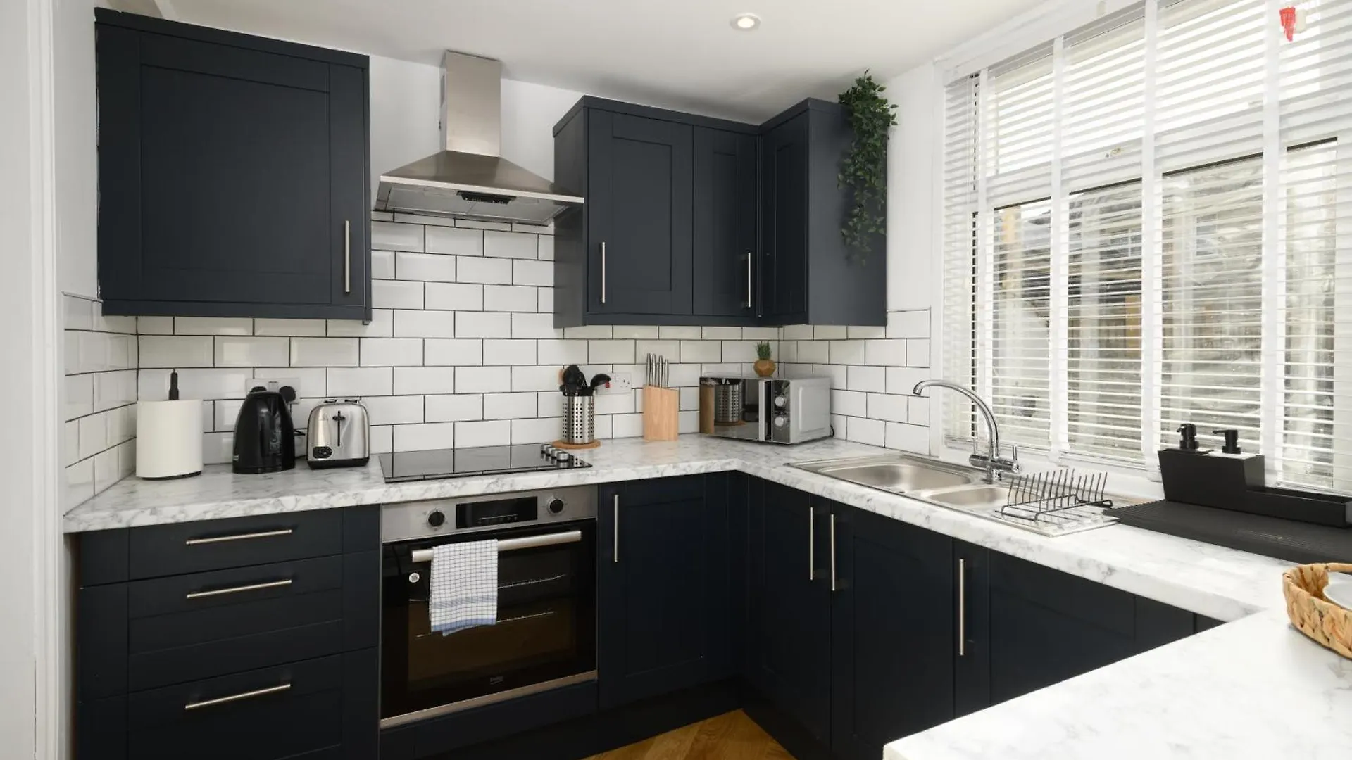 Asher Suite By Koya Homes - 2-Bedroom Home, Downtown Barry, Free Parking