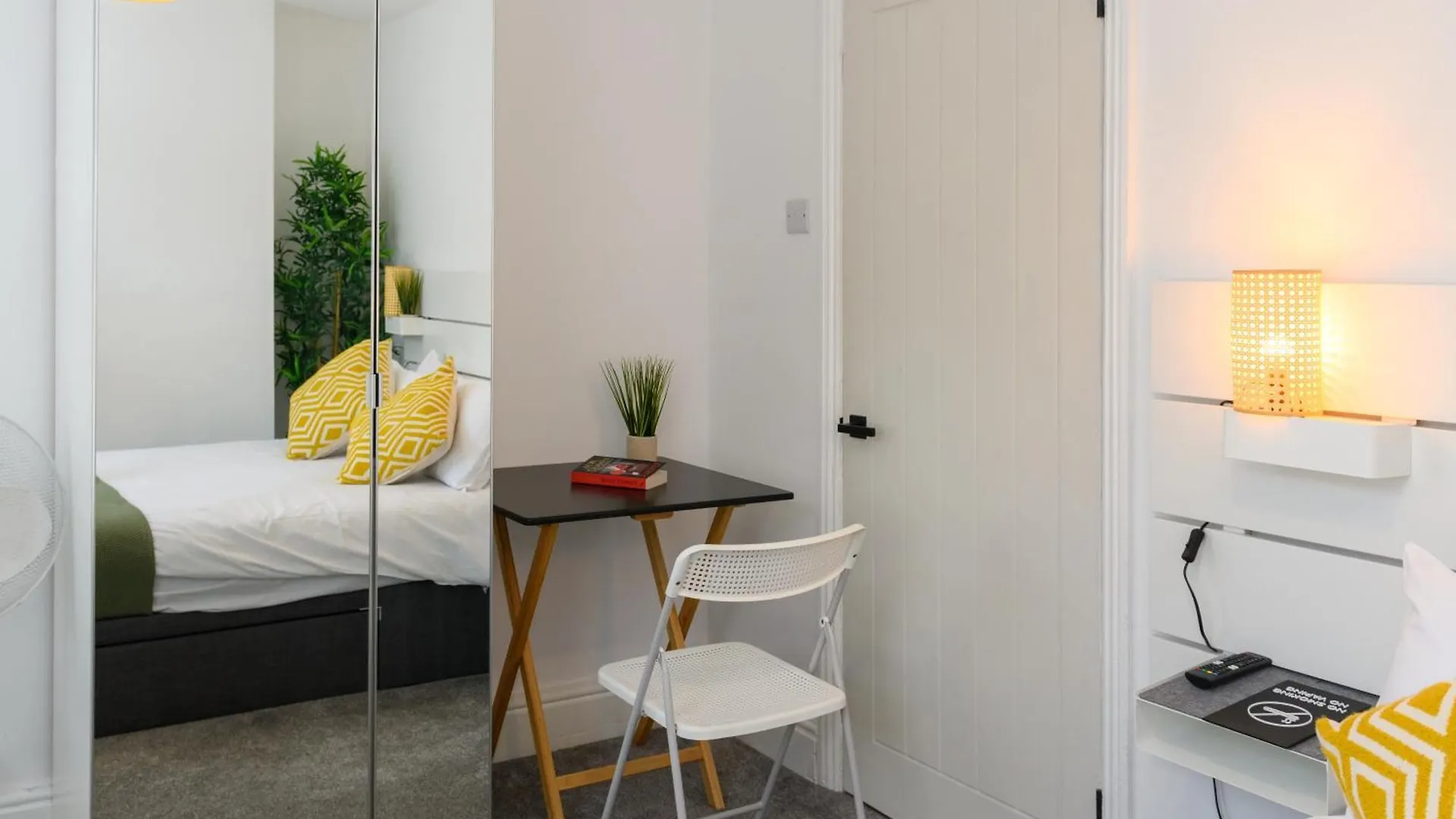 Asher Suite By Koya Homes - 2-Bedroom Home, Downtown Barry, Free Parking Großbritannien