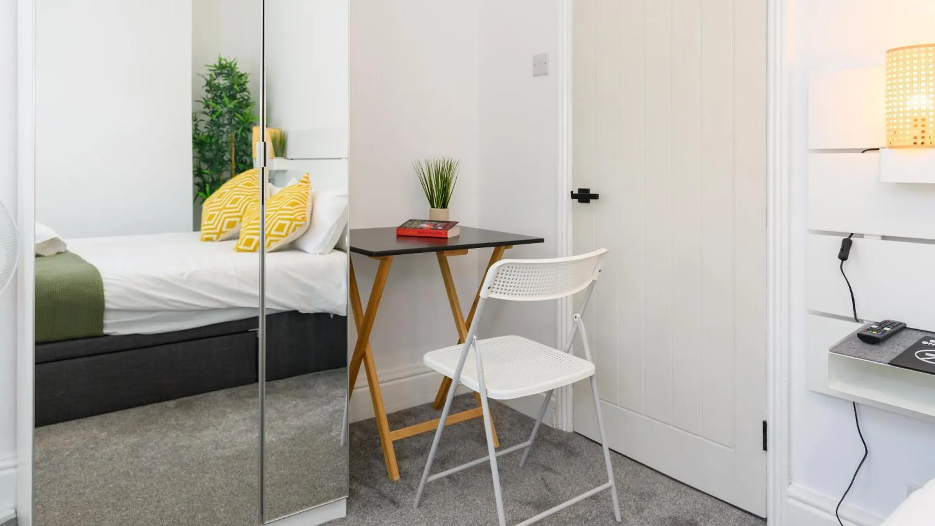 Asher Suite By Koya Homes - 2-Bedroom Home, Downtown Barry, Free Parking Holiday home