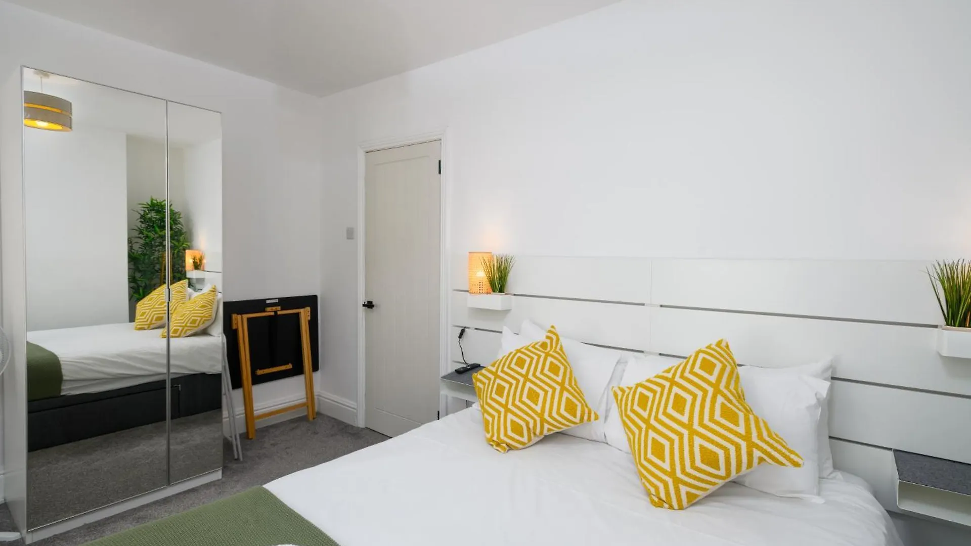 Asher Suite By Koya Homes - 2-Bedroom Home, Downtown Barry, Free Parking Ferienhaus Barry