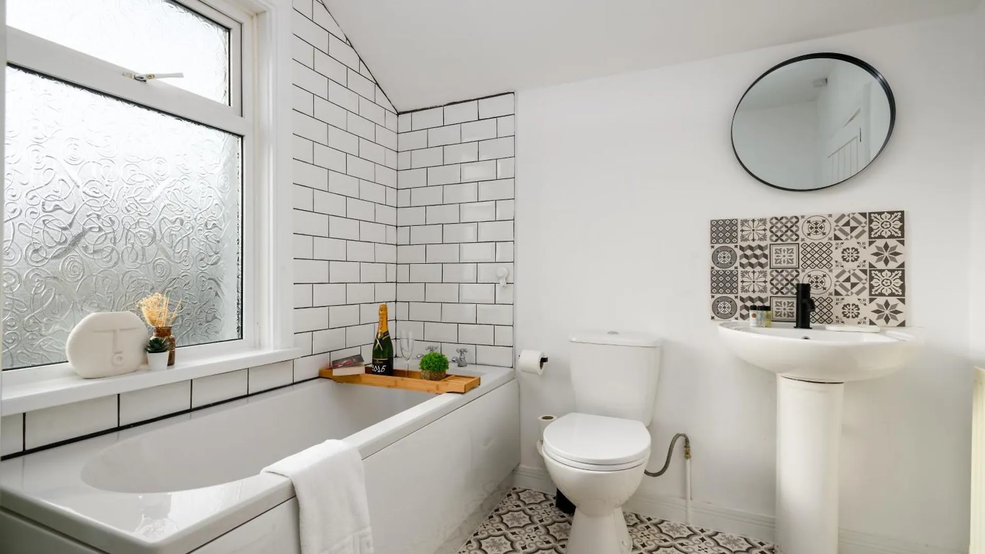 Holiday home Asher Suite By Koya Homes - 2-Bedroom Home, Downtown Barry, Free Parking